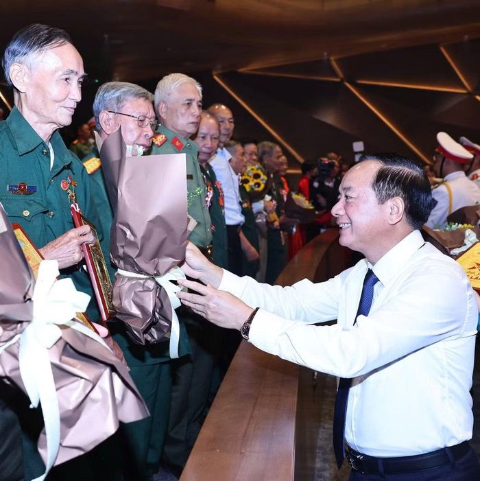 Trưởng Ban Tuyên giáo Trung ương Trịnh Văn Quyết tặng hoa tri ân các lão thành cách mạng, người có công với đất nước.