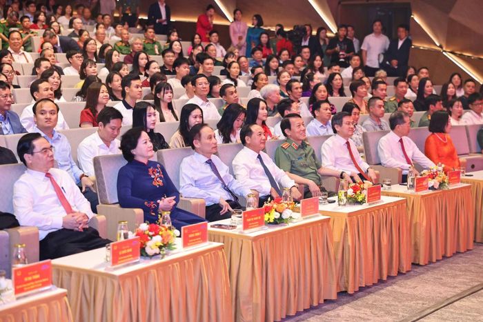 Trưởng Ban Tuyên giáo Trung ương Trịnh Văn Quyết, Bộ trưởng Bộ Công an Lương Tam Quang, Bộ trưởng Bộ Ngoại giao Lê Hoài Trung cùng các đồng chí lãnh đạo, đại biểu dự chương trình. (ảnh: Minh Đức)