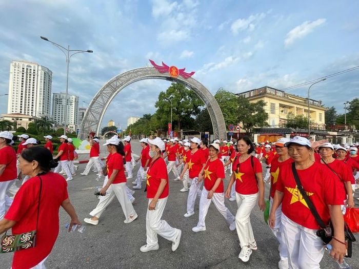 Sắc màu Tổ Quốc trên trang phục của người tham gia là nền chủ dạo của chương trinh "Cùng Việt Nam tiến bước 2026; 10 tỷ bước xanh vì một Việt Nam vững bền"