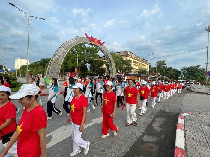 Các lực lượng tham gia đi bộ hưởng ứng chương trình "Cùng Việt Nam tiến bước 2026; 10 tỷ bước xanh vì một Việt Nam vững bền"