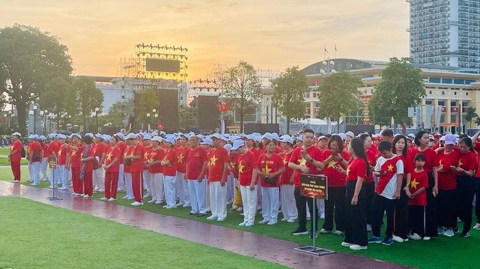 Các đại biểu và đông đảo quần chúng nhân dân tham gia chương trình "Cùng Việt Nam tiến bước 2026; 10 tỷ bước xanh vì một Việt Nam vững bền"
