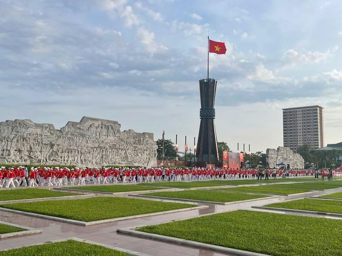 Quảng trường Võ Nguyên Giáp của tỉnh Thái Nguyên, nơi diễn ra chương trinh "Cùng Việt Nam tiến bước 2026; 10 tỷ bước xanh vì một Việt Nam vững bền"