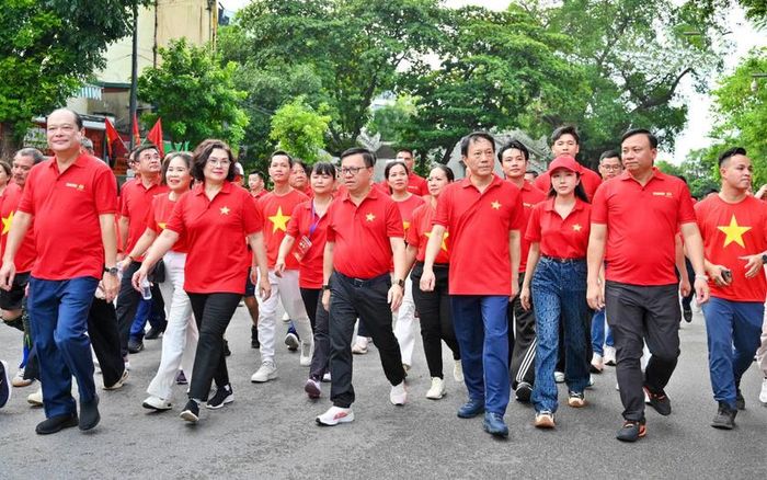 Các đại biểu hoà chung nhịp bước trong ngày hội đi bộ.