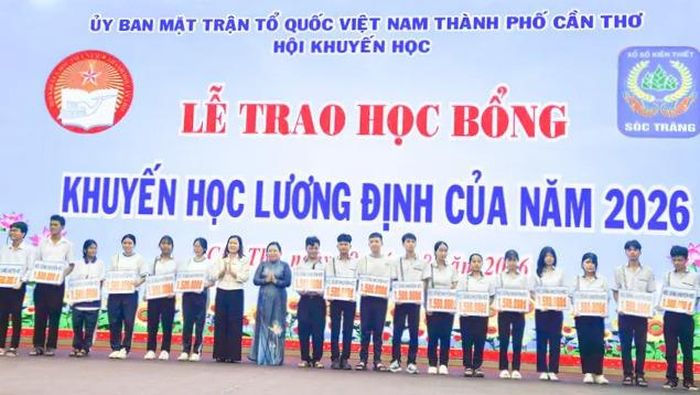 Hội Khuyến học thành phố Cần Thơ phối hợp trao 321 suất học bổng Lương Định Của.