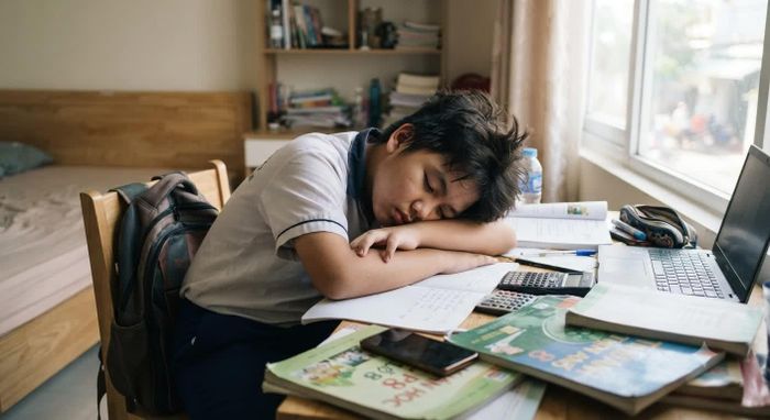 Góc học tập ban ngày và dấu hiệu mệt mỏi. (Ảnh minh hoạ bằng AI)