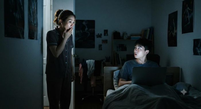Khoảnh khắc phát hiện con dùng thiết bị trong bóng tối. (Ảnh minh hoạ bằng AI)