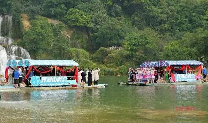 Cao Bằng phối hợp tổ chức Chương trình Giao lưu cư dân biên giới Việt Nam - Trung Quốc và Liên hoan tiếng hát dân ca trên sông biên giới tại Khu cảnh quan thác Bản Giốc (Việt Nam) - Đức Thiên (Trung Quốc).