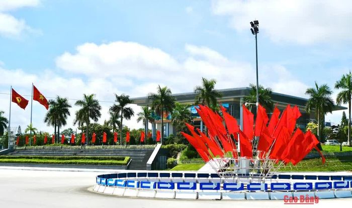 Khu trung tâm hành chính tỉnh được trang hoàng rực rỡ, tạo không khí phấn khởi hướng về ngày Tết Độc lập.
