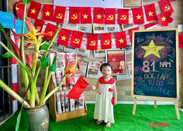 Các em nhỏ rạng rỡ bên sắc cờ đỏ sao vàng trong ngày lễ lớn của đất nước.
