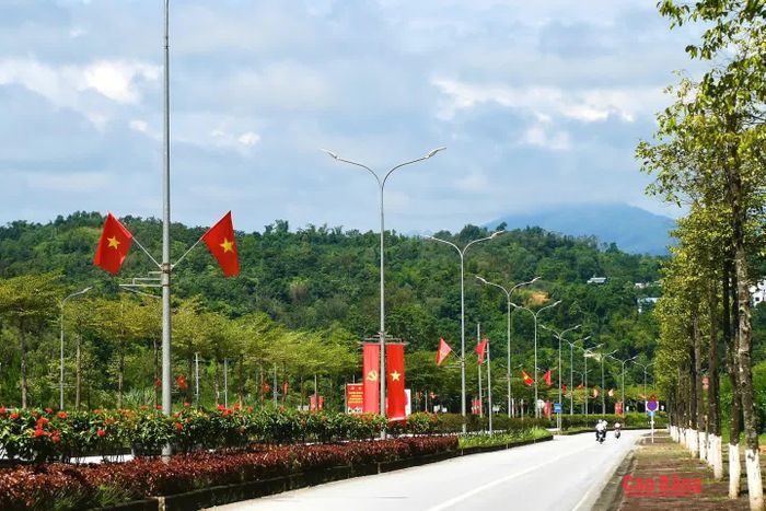 Khắp các nẻo đường rực rỡ cờ hoa, hòa chung không khí hân hoan Ngày Độc lập của dân tộc.