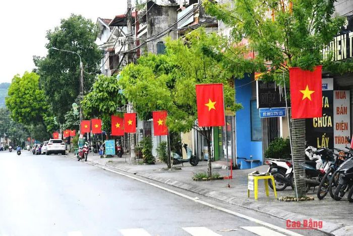 Những tuyến đường trên địa bàn phường Nùng Trí Cao ngập tràn sắc đỏ của cờ Tổ quốc.
