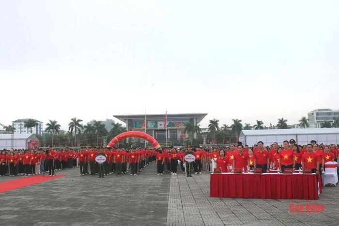 Trên 3.500 cán bộ, công chức, viên chức, lực lượng vũ trang, đoàn viên, thanh niên và nhân dân tham gia chương trình tại điểm cầu trung tâm tỉnh Cao Bằng.