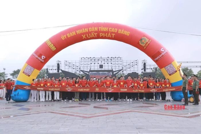 Đông đảo cán bộ, lực lượng vũ trang, đoàn viên, thanh niên và nhân dân tham gia đi bộ hưởng ứng chương trình.