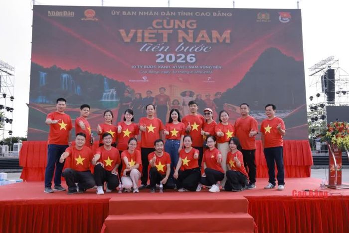 Các cơ quan, đơn vị đồng loạt hưởng ứng chương trình trong sắc đỏ áo cờ Tổ quốc.