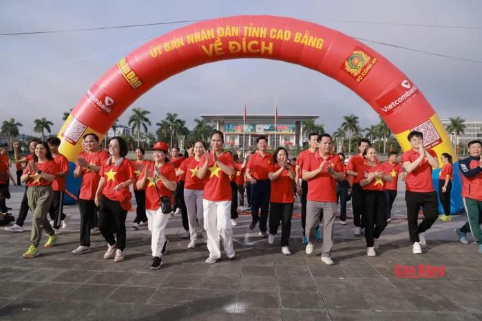 Người tham gia hoàn thành hành trình đi bộ, về đích chương trình.