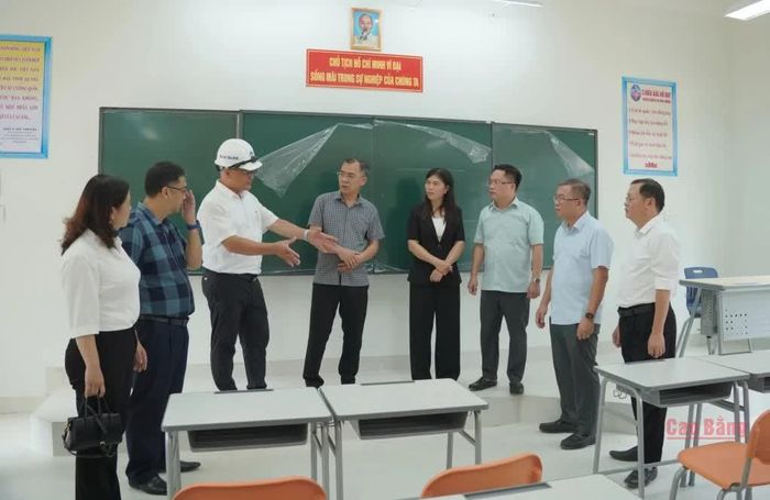 Tổ công tác kiểm tra điều kiện vận hành phòng học tại Trường Phổ thông nội trú Tiểu học và THCS Quang Hán.