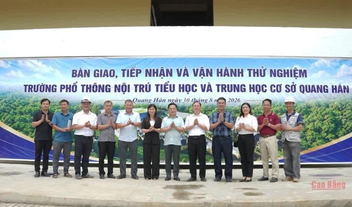 Đồng chí Nguyễn Thế Hoàn, Giám đốc Sở Tài chính cùng Tổ công tác tại chương trình vận hành thử nghiệm Trường Phổ thông nội trú Tiểu học và THCS Quang Hán.
