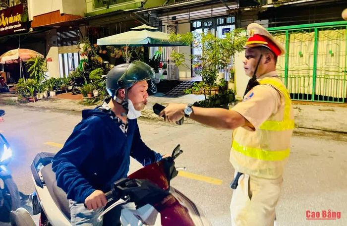 Cảnh sát giao thông kiểm tra, xử lý vi phạm nồng độ cồn.