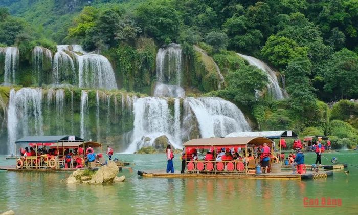 Du khách tham quan, khám phá vẻ đẹp Thác Bản Giốc trong những ngày nghỉ lễ.