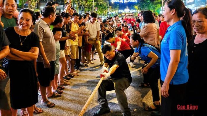 Phố đi bộ Kim Đồng trở thành điểm hẹn của người dân và du khách trong kỳ nghỉ lễ Quốc khánh 2/9.