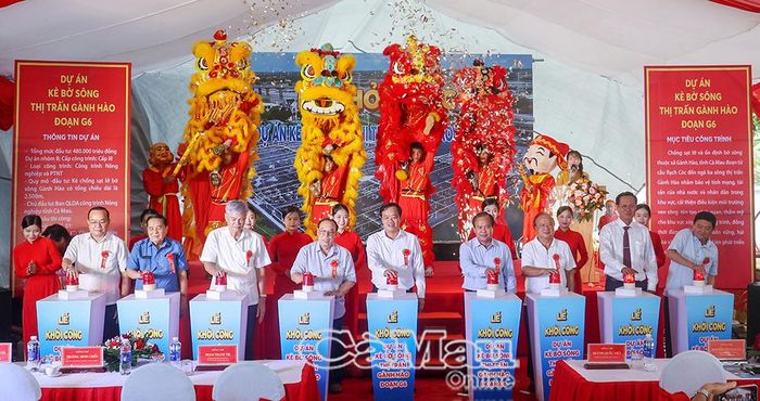 Các đồng chí lãnh đạo và nguyên lãnh đạo tỉnh thực hiện nghi thức khởi công xây dựng đoạn G6 thuộc Dự án kè Gành Hào.
