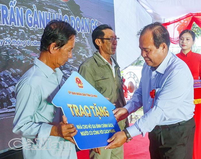 Nhân lễ khởi công, đồng chí Nguyễn Minh Luân, Phó Chủ tịch UBND tỉnh trao bảng tượng trưng tặng nhà cho ông Trịnh Văn Khởi, 64 tuổi, ở ấp Canh Điền (bên trái) và ông La Hoàng Nhanh, 58 tuổi, ở ấp Thuận Điền, xã Gành Hào. Hai ông đều là con liệt sĩ. Kinh phí trao tặng nhà từ nguồn vận động an sinh xã hội.