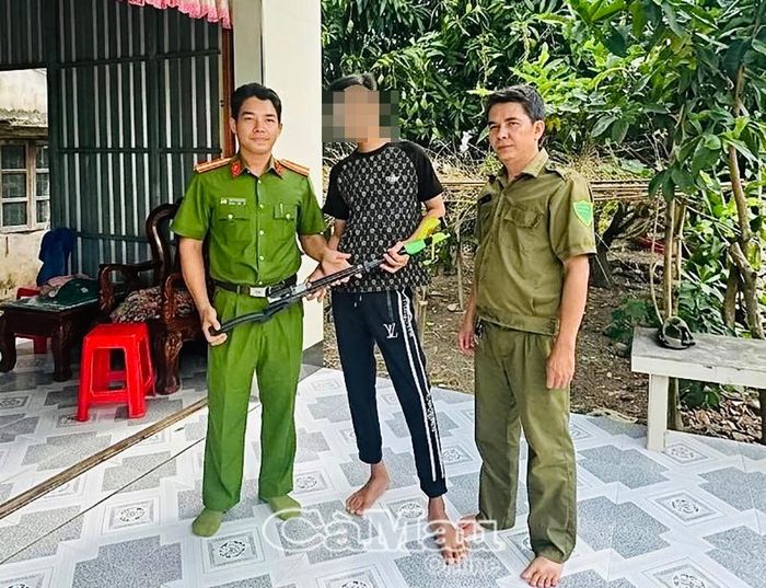 Công an xã Khánh Hưng tăng cường nắm tình hình, tuyên truyền, vận động người dân tự nguyện giao nộp vũ khí cất giữ.