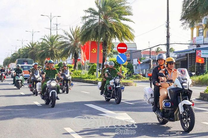 Công an xã Năm Căn diễu hành tại lễ ra quân cao điểm 20 ngày đêm tổng rà soát các đối tượng liên quan đến ma tuý, giữ vững ANTT dịp Quốc khánh 2/9.