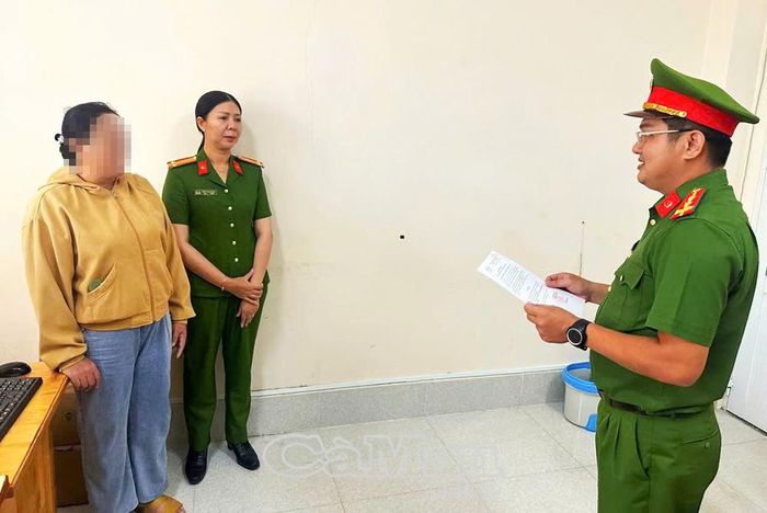 Cơ quan Cảnh sát điều tra Công an tỉnh Cà Mau tống đạt lệnh bắt bị can để tạm giam và lệnh khám xét đối với PT.T.