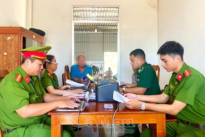  Công an Xã Phan Ngọc Hiển phối hợp kiểm tra chất ma tuý trong cơ thể đối với thuyền viên trên địa bàn quản lý.