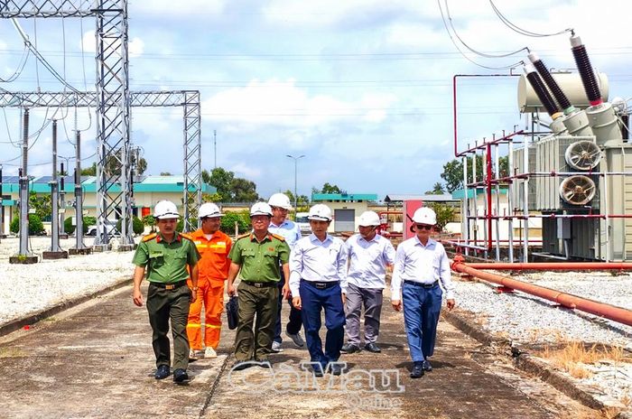Phòng An ninh kinh tế Công an tỉnh phối hợp Truyền tải điện Cà Mau kiểm tra công tác bảo đảm an ninh, an toàn hệ thống lưới điện truyền tải.