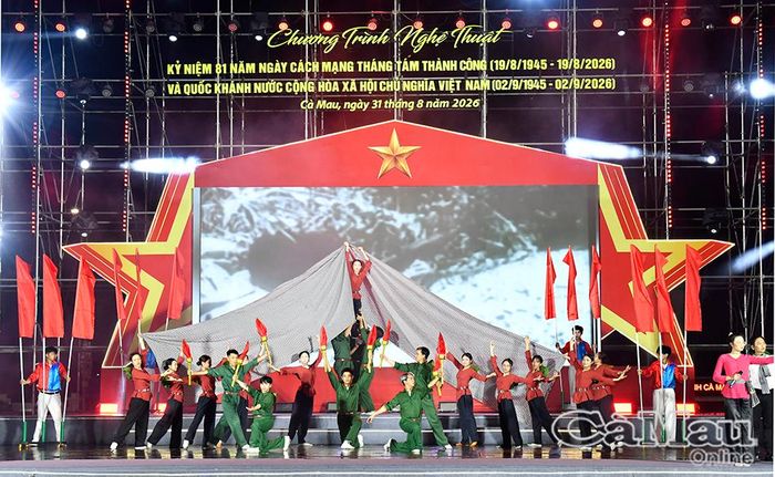 Hoạt cảnh “Mùa thu lập nước” tái hiện khí thế cách mạng sục sôi và thời khắc lịch sử mùa thu năm 1945.