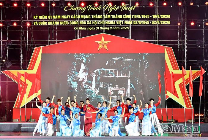 Nghệ sĩ Nhân dân Hoa Phượng thể hiện ca khúc “Người gọi tên mùa thu”.