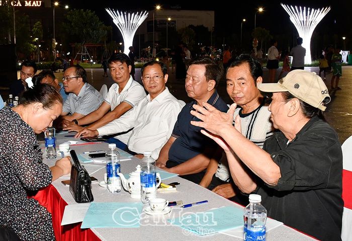 Nghệ sĩ Ưu tú Lê Hoàng Bửu (bìa phải) đánh giá, chương trình đã bám sát kịch bản, có đường dây nghệ thuật tốt và thể hiện rõ chủ đề tư tưởng.