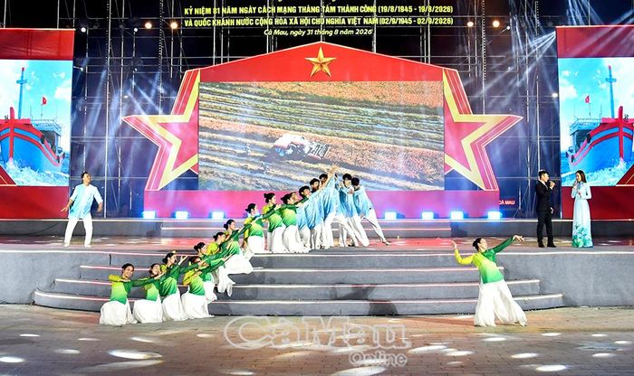 Tiết mục ca múa “Tình ta biển bạc đồng xanh” ngợi ca sức sống và sự đổi mới tươi đẹp của quê hương Cà Mau.