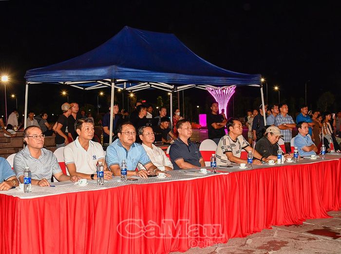 Trưởng ban Tuyên giáo Tỉnh uỷ Hồ Trung Việt (thứ năm từ trái sang) và lãnh đạo các ngành, đơn vị liên quan