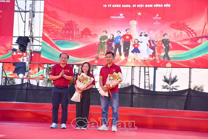 Phó Giám đốc Sở Văn hoá, Thể thao và Du lịch  Nguyễn Chí Công tặng hoa tri ân các đơn vị tài trợ cho chương trình.