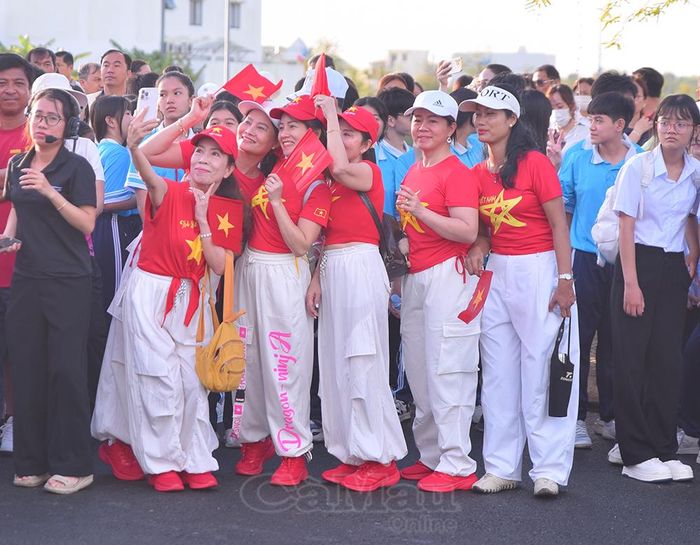 Niềm hân hoan của người dân khi tham gia chương trình.