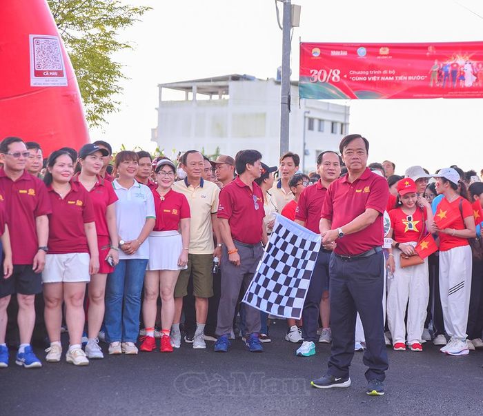 Đồng chí Huỳnh Quốc Việt, Phó Bí thư Thường trực Tỉnh uỷ, phất cờ phát động chương trình tại Cà Mau. 