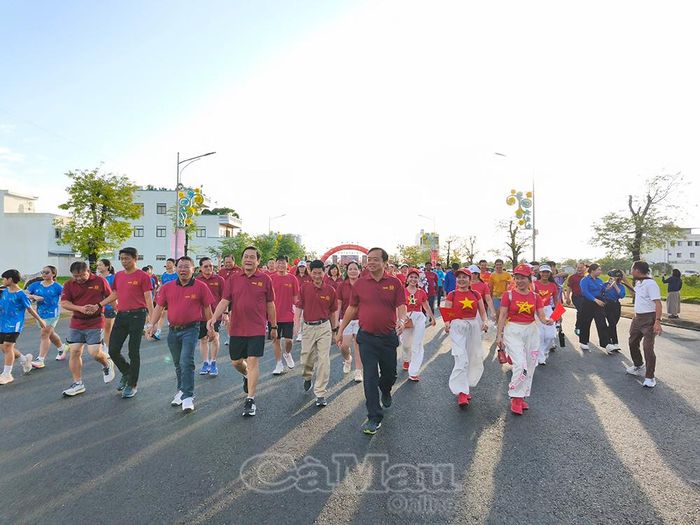 Phó Bí thư Thường trực Tỉnh uỷ  Huỳnh Quốc Việt cùng các đồng chí lãnh đạo tỉnh và đông đảo cán Bộ, đoàn viên,thanh niên, học sinh và người dân tham gia đi bộ hưởng ứng chương trình “Cùng Việt Nam tiến bước”.