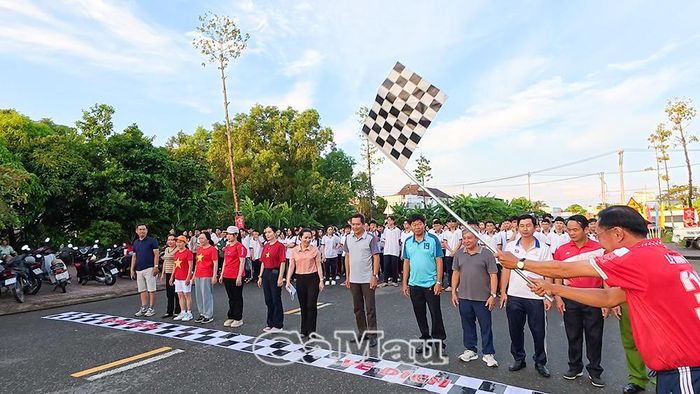 Đoàn xuất phát đi bộ từ đầu đường Hàm Nghi, trước trụ sở Đảng uỷ phường Vĩnh Trạch (Khóm 3), với lộ trình khoảng 2 km, sau đó quay về điểm ban đầu.