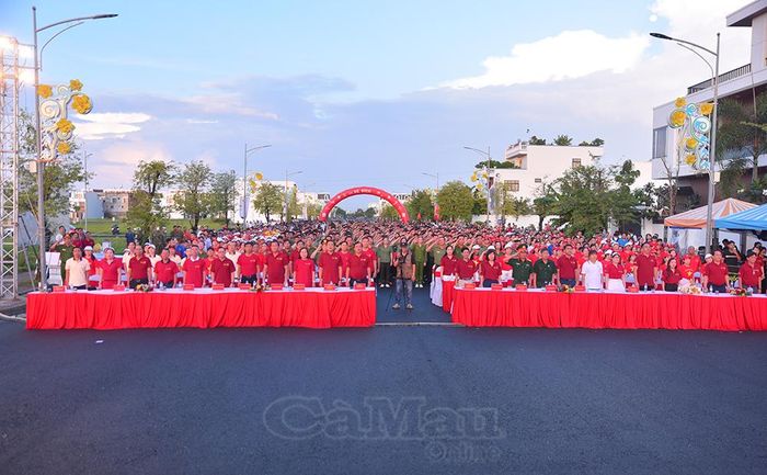 Hàng ngàn người tại điểm cầu Cà Mau hướng về Quảng trường Ba Đình, trang nghiêm thực hiện nghi thức chào cờ.
