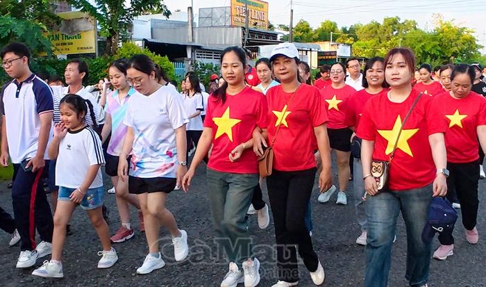 Ngay sau lễ phát động, hơn 500 cán bộ, viên chức, lực lượng vũ trang, học sinh và Nhân dân phường Vĩnh Trạch tham gia đi bộ hưởng ứng.