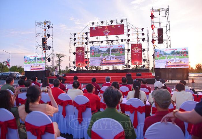  Đại biểu tại điểm cầu Cà Mau theo dõi trực tuyến nghi thức thượng cờ tại Quảng trường Ba Đình, Thủ đô Hà Nội.