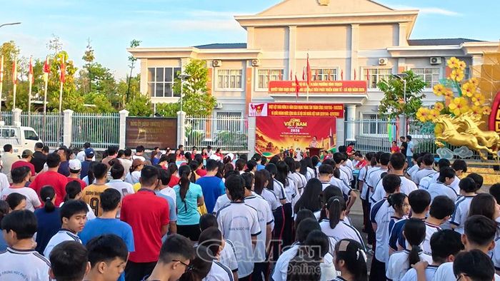 Lãnh đạo Đảng uỷ, HĐND, UBND, Uỷ ban MTTQ Việt Nam phường Vĩnh Trạch, lực lượng vũ trang cùng đông đảo cán bộ, viên chức, học sinh và Nhân dân trên địa bàn tham dự.