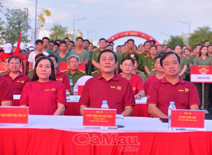Đồng chí Huỳnh Quốc Việt, Phó Bí thư Thường trực Tỉnh uỷ (bìa phải) và các đồng chí lãnh đạo các sở, ngành tỉnh cùng đại biểu tham dự chương trình tại điểm cầu Cà Mau.