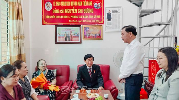 Trưởng ban Tổ chức Tỉnh uỷ Phan Thanh Duy phát biểu tại lễ trao tặng Huy hiệu Đảng, ghi nhận những đóng góp của NSND Minh Đương đối với sự nghiệp văn hoá, nghệ thuật của địa phương.