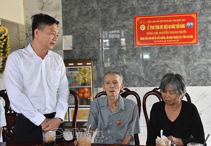 Đồng chí Nguyễn Bình Tân, Phó Trưởng Đoàn chuyên trách Đoàn đại biểu Quốc hội tỉnh Cà Mau, phát biểu tại lễ trao Huy hiệu Đảng cho đảng viên Nguyễn Thành Phước.