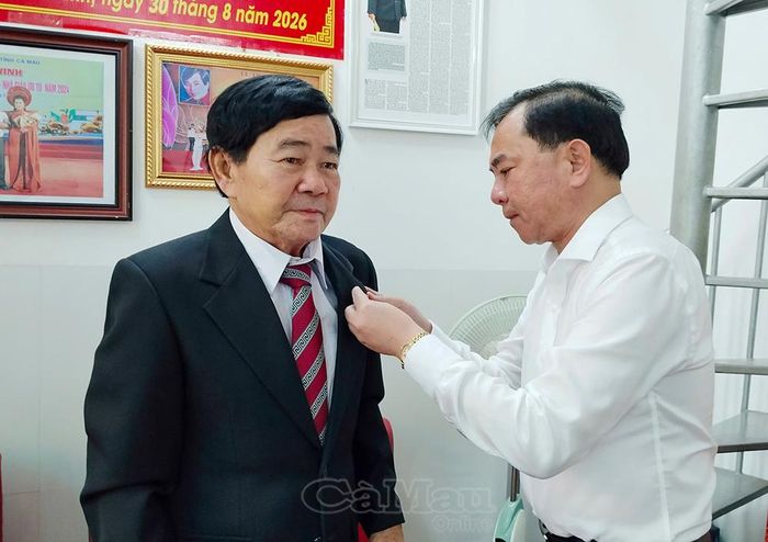 Trưởng ban Tổ chức Tỉnh uỷ Phan Thanh Duy trang trọng gắn Huy hiệu 60 năm tuổi Đảng cho đảng viên Nguyễn Chí Đương (NSND Minh Đương).