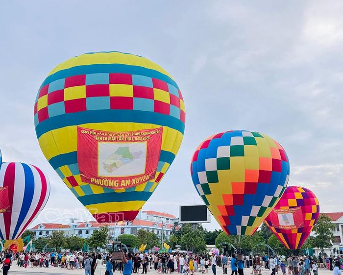Khinh khí cầu mang tên phường An Xuyên rực rỡ trên bầu trời Lễ hội Khinh khí cầu tỉnh Cà Mau lần thứ I.